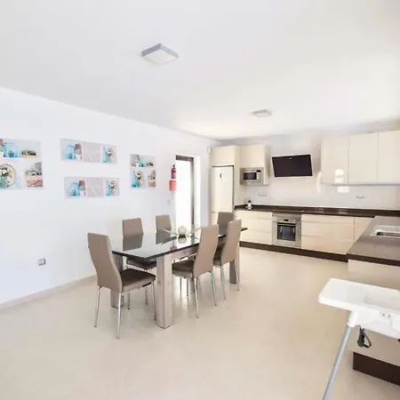 Playa Blanca Sleeps 4 With Pool Air Con And Wifi 别墅 *