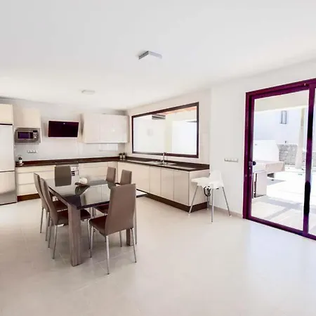 Playa Blanca Sleeps 4 With Pool Air Con And Wifi Villa *